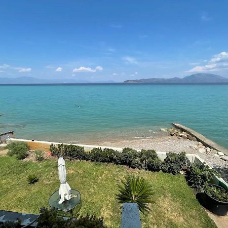 Stunning Beachfront Apartment Strátos Nerántza Esterno foto