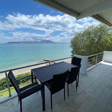 Stunning Beachfront Apartment Strátos Nerántza Esterno foto