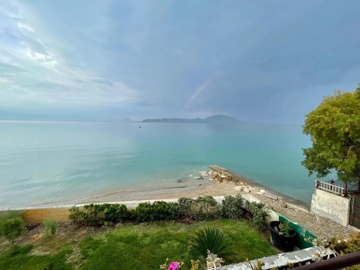 Stunning Beachfront Apartment Strátos Nerántza Esterno foto