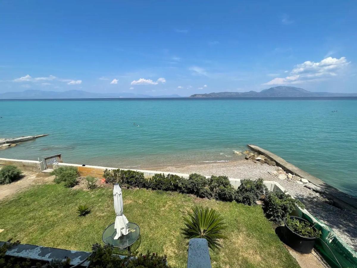 Stunning Beachfront Apartment Strátos Nerántza Esterno foto