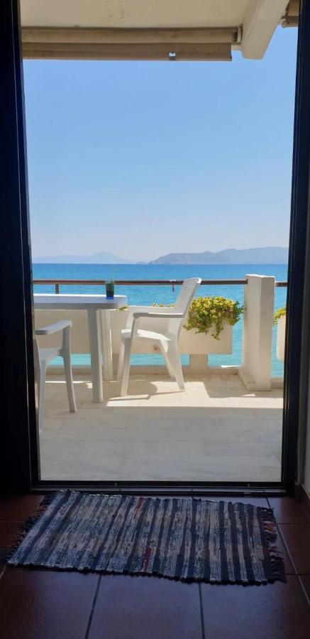 Stunning Beachfront Apartment Strátos Nerántza Esterno foto