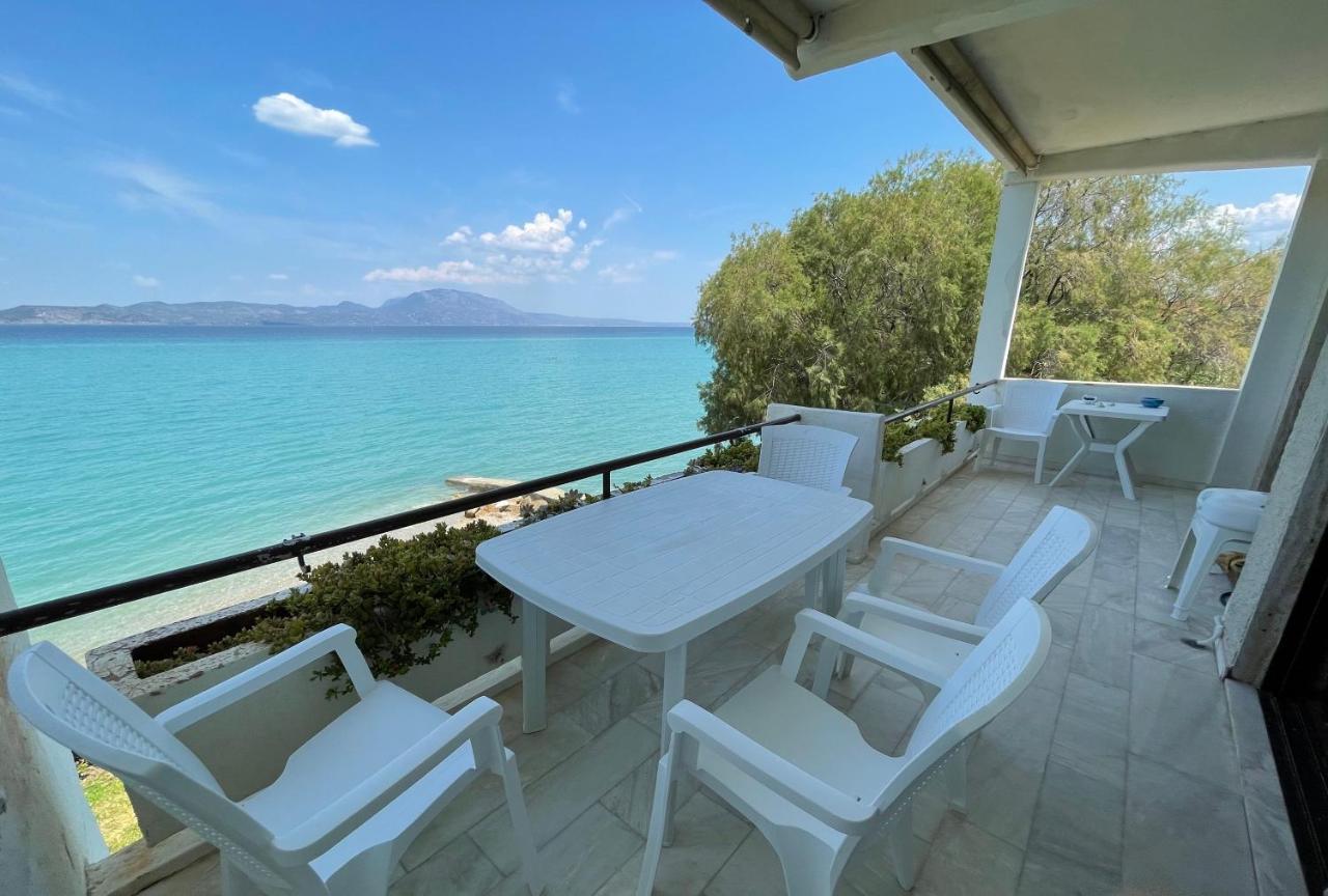 Stunning Beachfront Apartment Strátos Nerántza Esterno foto