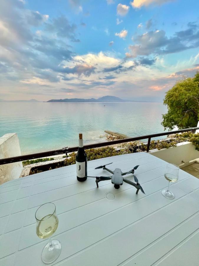 Stunning Beachfront Apartment Strátos Nerántza Esterno foto
