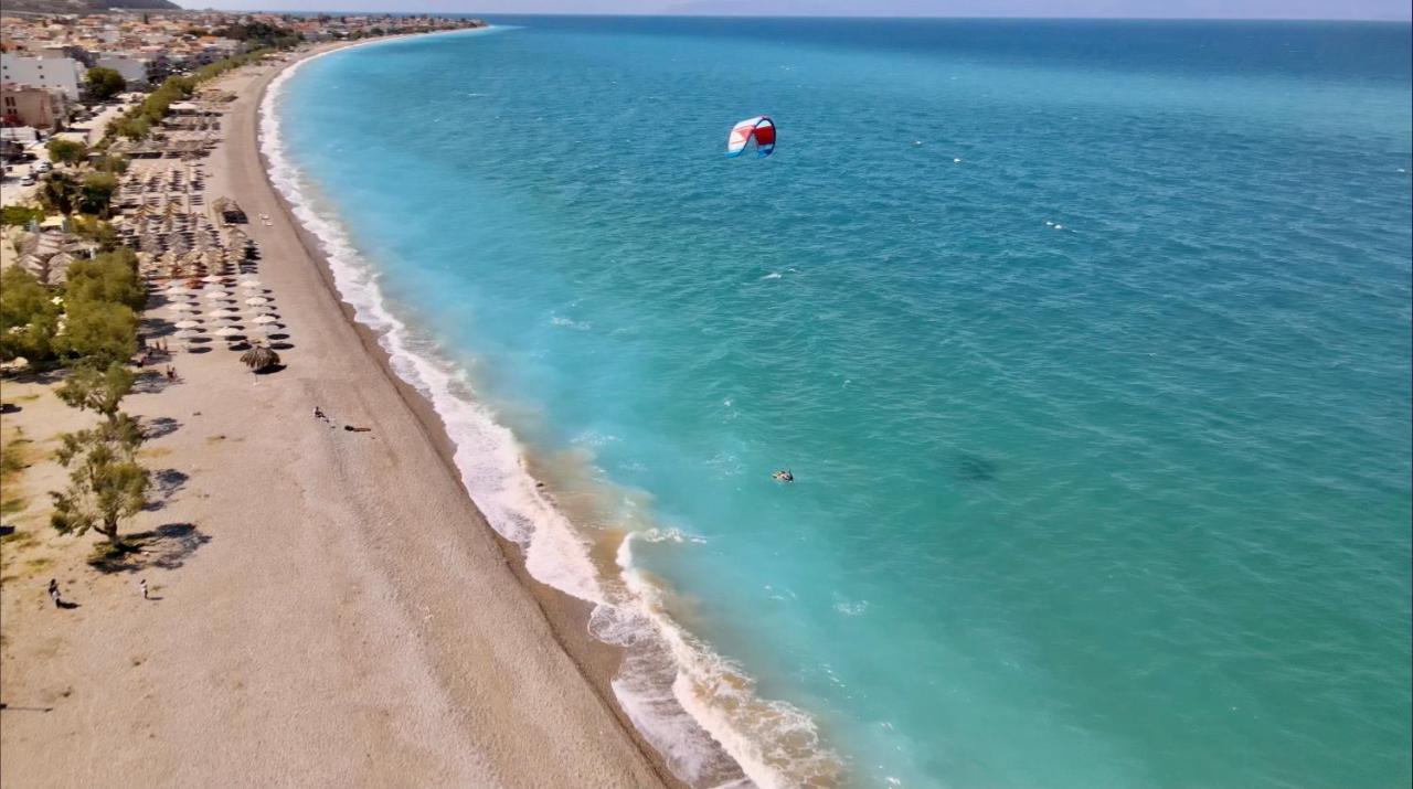 Stunning Beachfront Apartment Strátos Nerántza Esterno foto