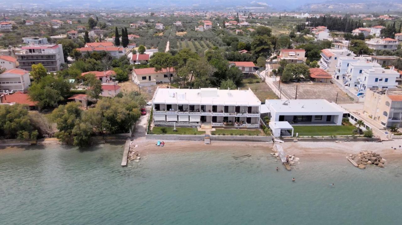 Stunning Beachfront Apartment Strátos Nerántza Esterno foto