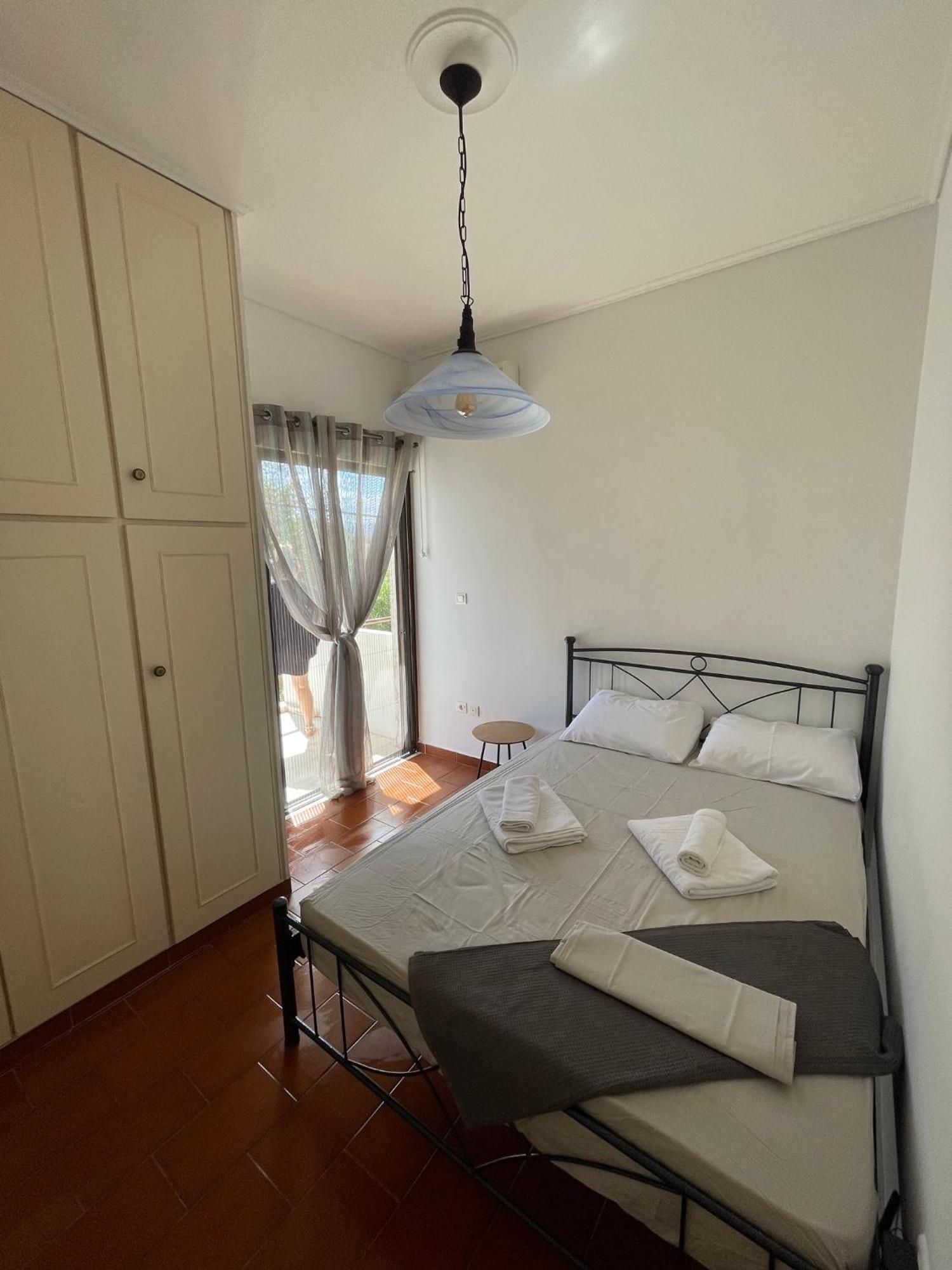 Stunning Beachfront Apartment Strátos Nerántza Esterno foto
