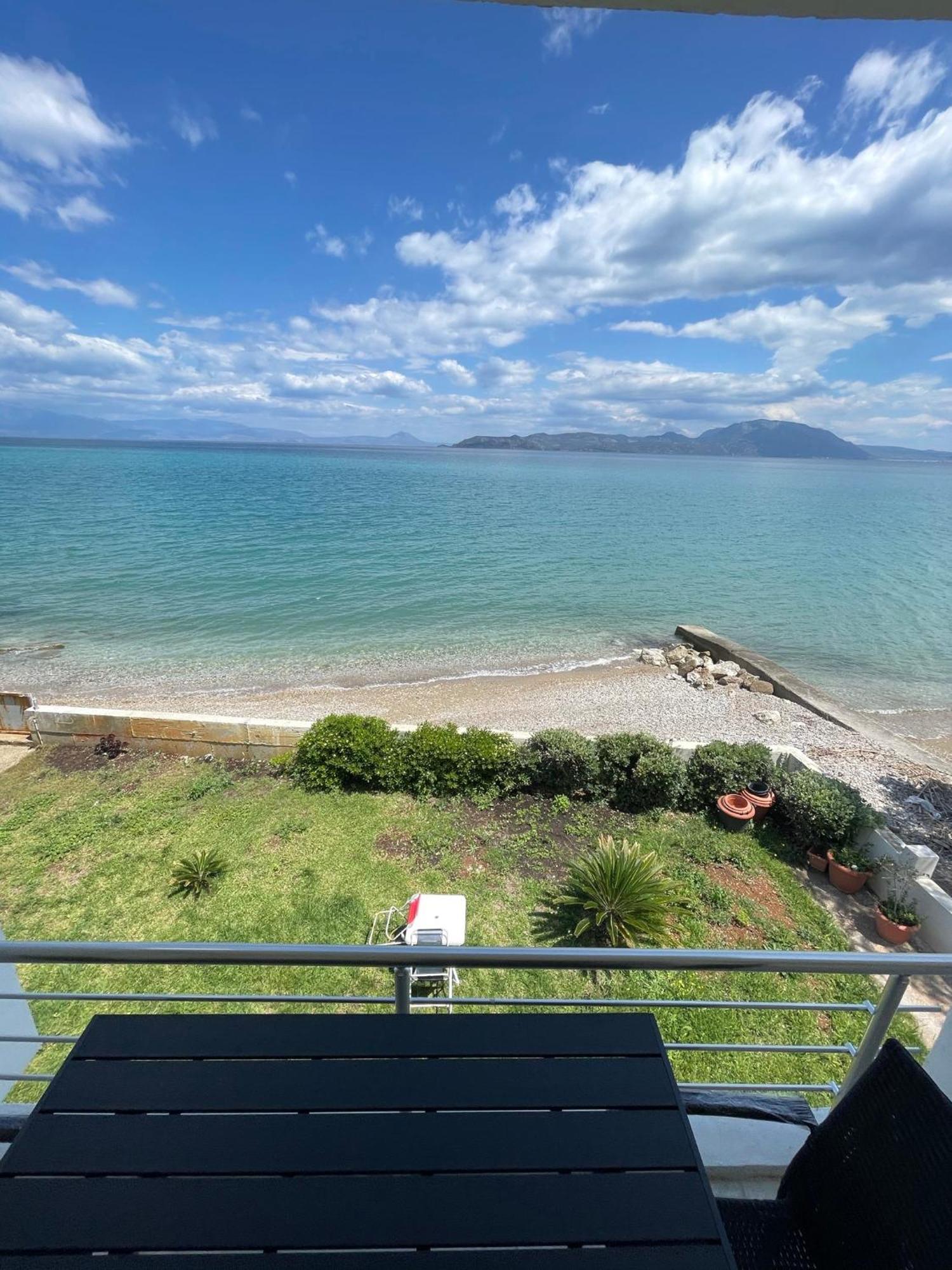 Stunning Beachfront Apartment Strátos Nerántza Esterno foto