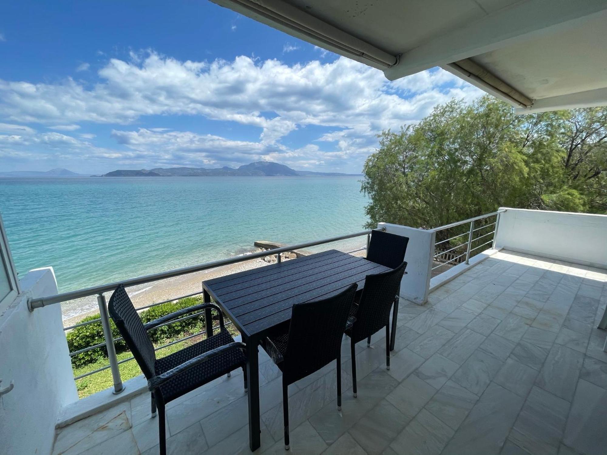 Stunning Beachfront Apartment Strátos Nerántza Esterno foto
